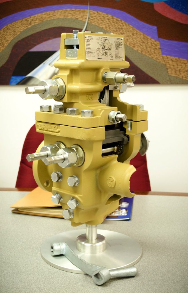 Cutaway orifice fitting display model