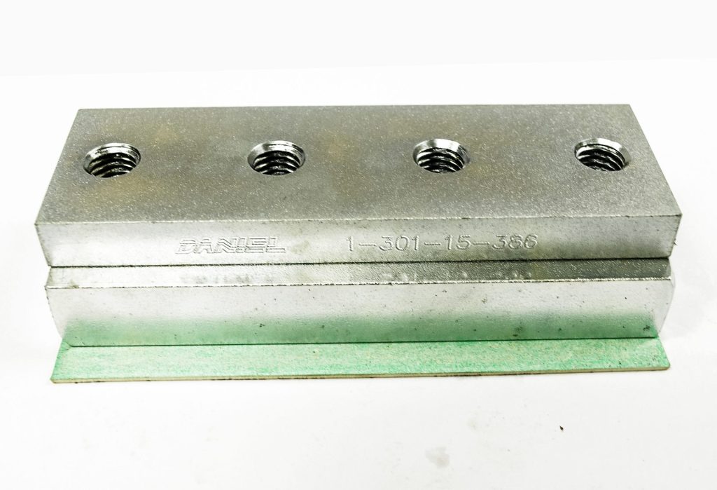Seal bar with gasket